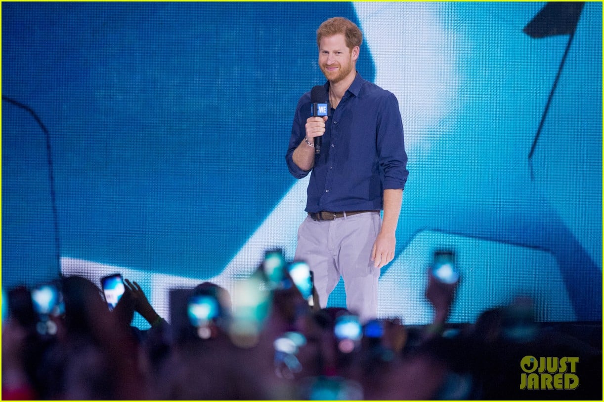 Kelly Clarkson & Vanessa Hudgens Inspire Youth at WE Day 2017: Photo