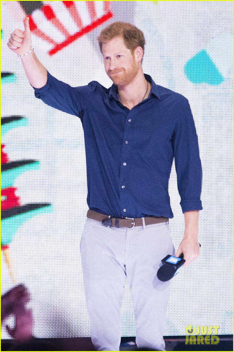 Kelly Clarkson & Vanessa Hudgens Inspire Youth at WE Day 2017: Photo