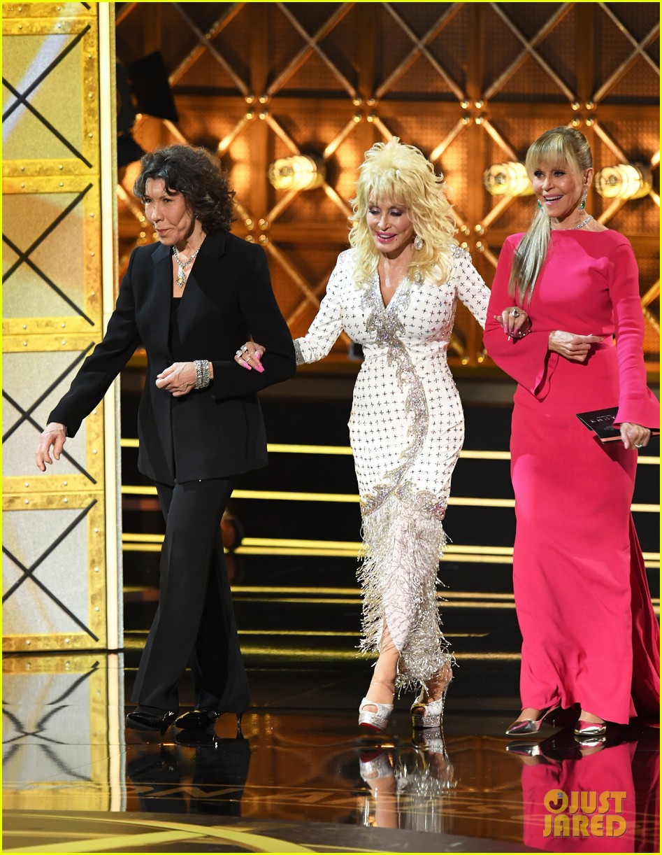 9 to 5's Dolly Parton, Jane Fonda, & Lily Tomlin Reunite at Emmys 2017