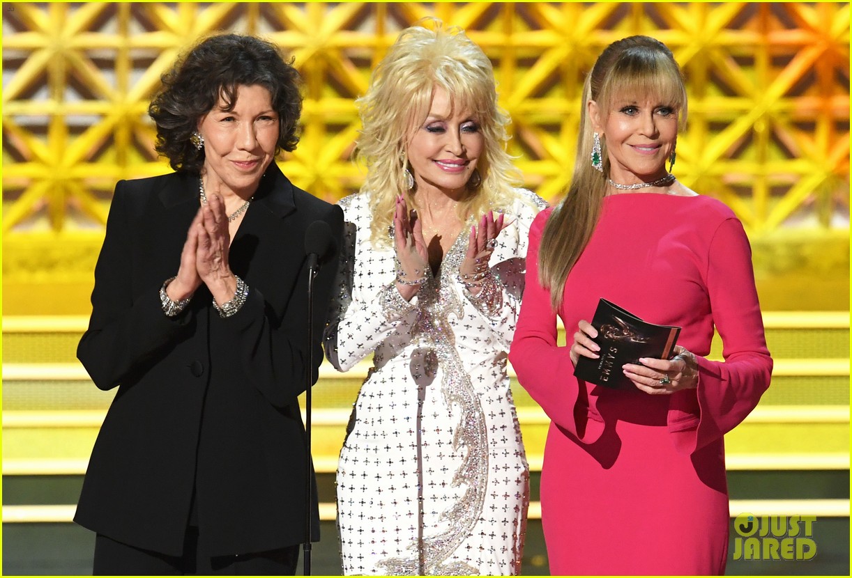 9 to 5's Dolly Parton, Jane Fonda, & Lily Tomlin Reunite at Emmys 2017