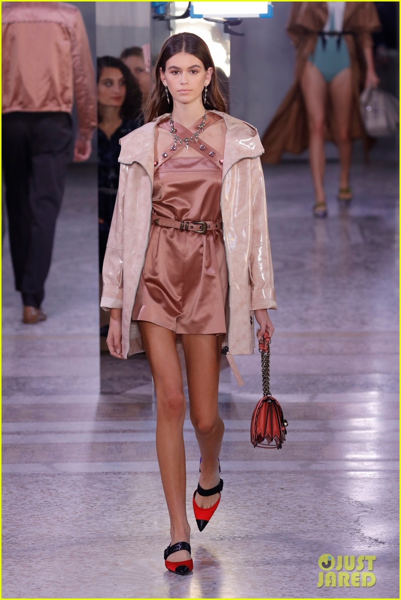 Emily Ratajkowski, Kendall Jenner, Gigi Hadid & More Walk in Bottega