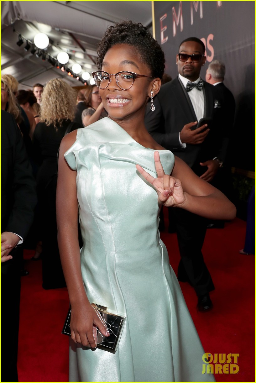 Blackish's Yara Shahidi is Perfect in Prada at Emmy Awards 2017 Photo(02)