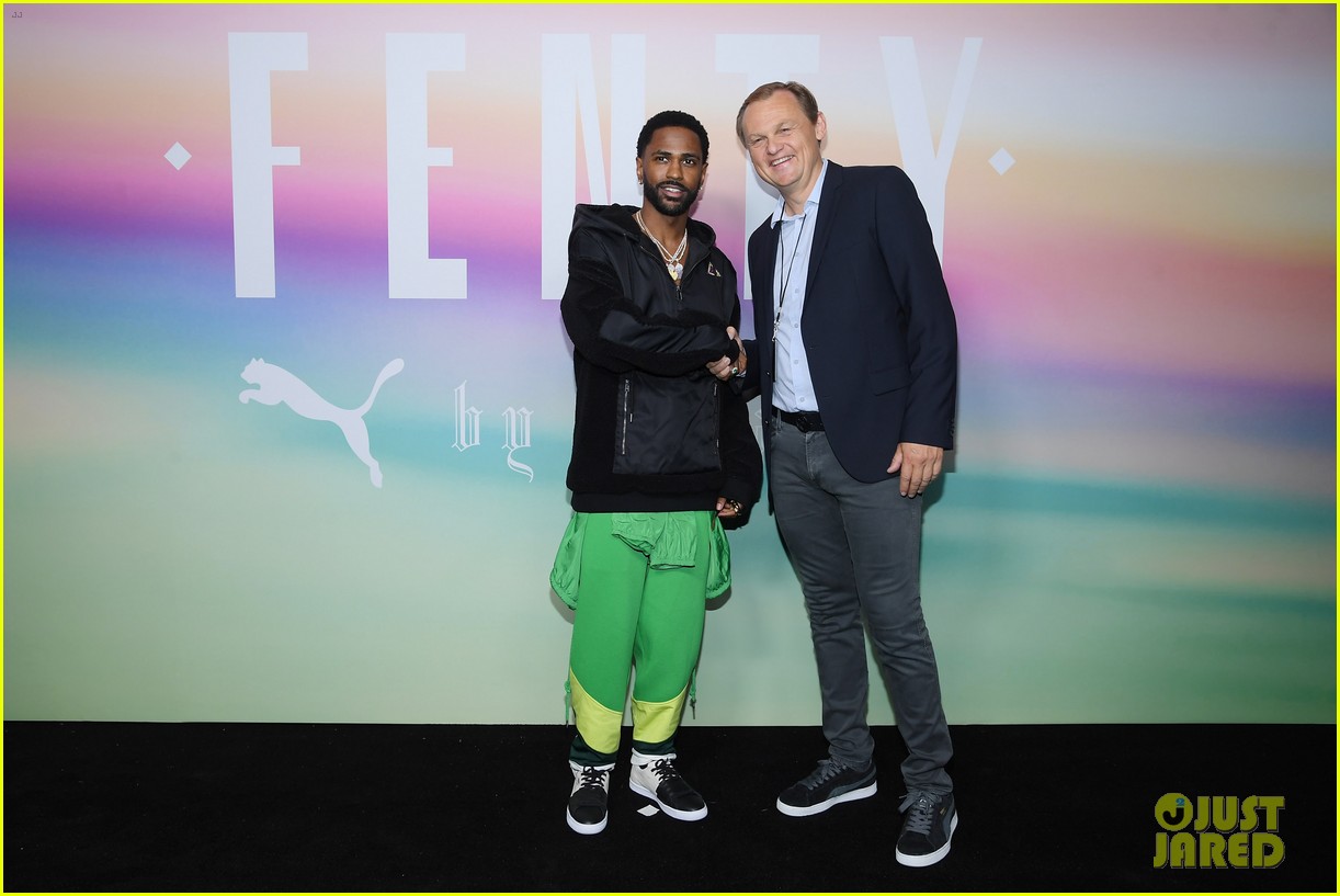 Adriana Lima, Stella Maxwell, & Taylor Hill Walk Rihanna's Fenty Puma