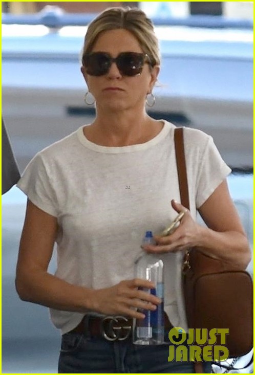jennifer aniston steps out after donating to puerto rico relief 013974250