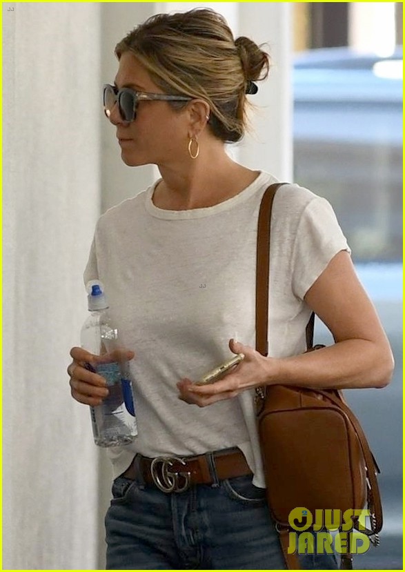 jennifer aniston steps out after donating to puerto rico relief 033974252