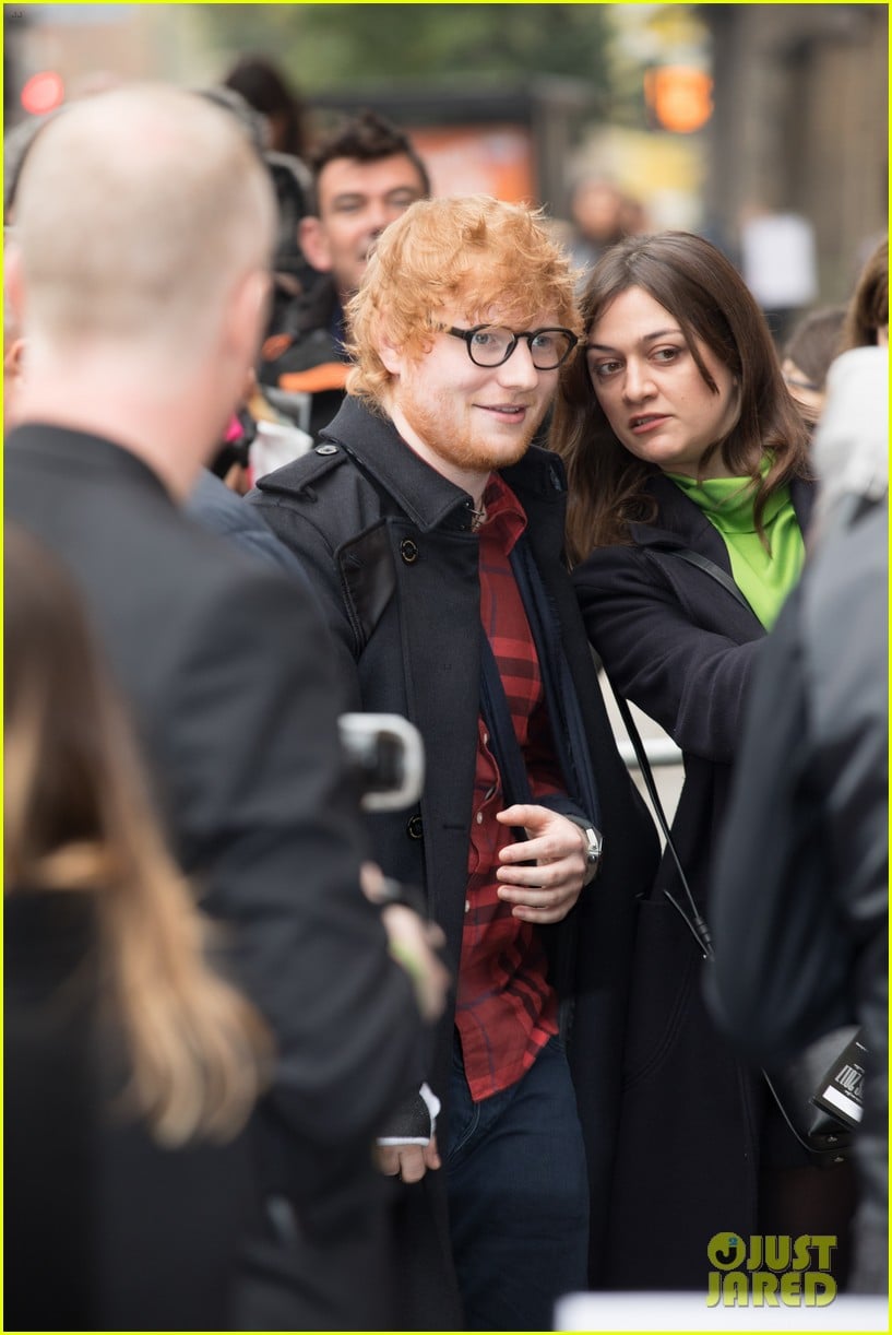 Ed Sheeran Shows Off Double Arm Injury At Q Awards Photo Ed Sheeran Maisie Williams Pictures Just Jared