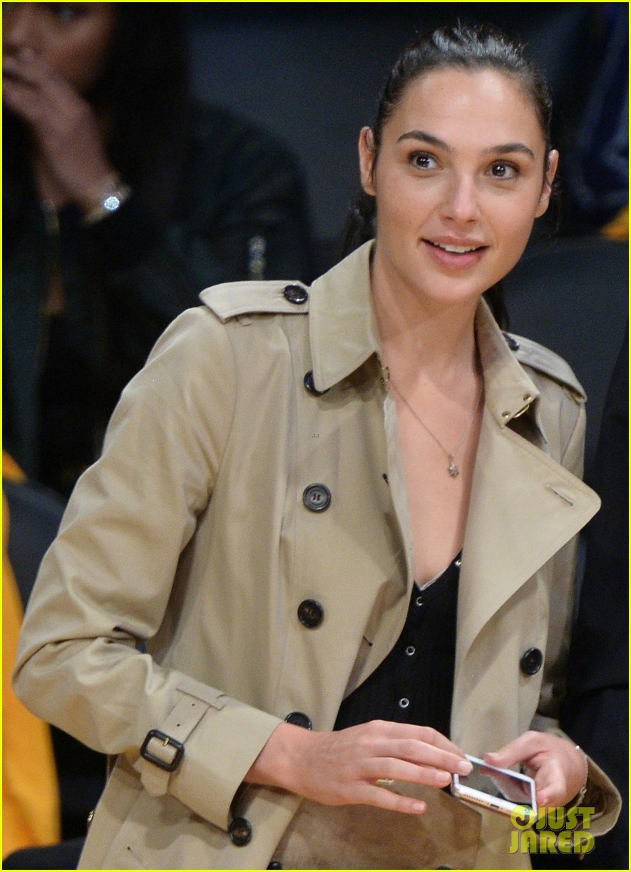 Photo: gal gadot runs into a blackish star at lakers clippers game 01