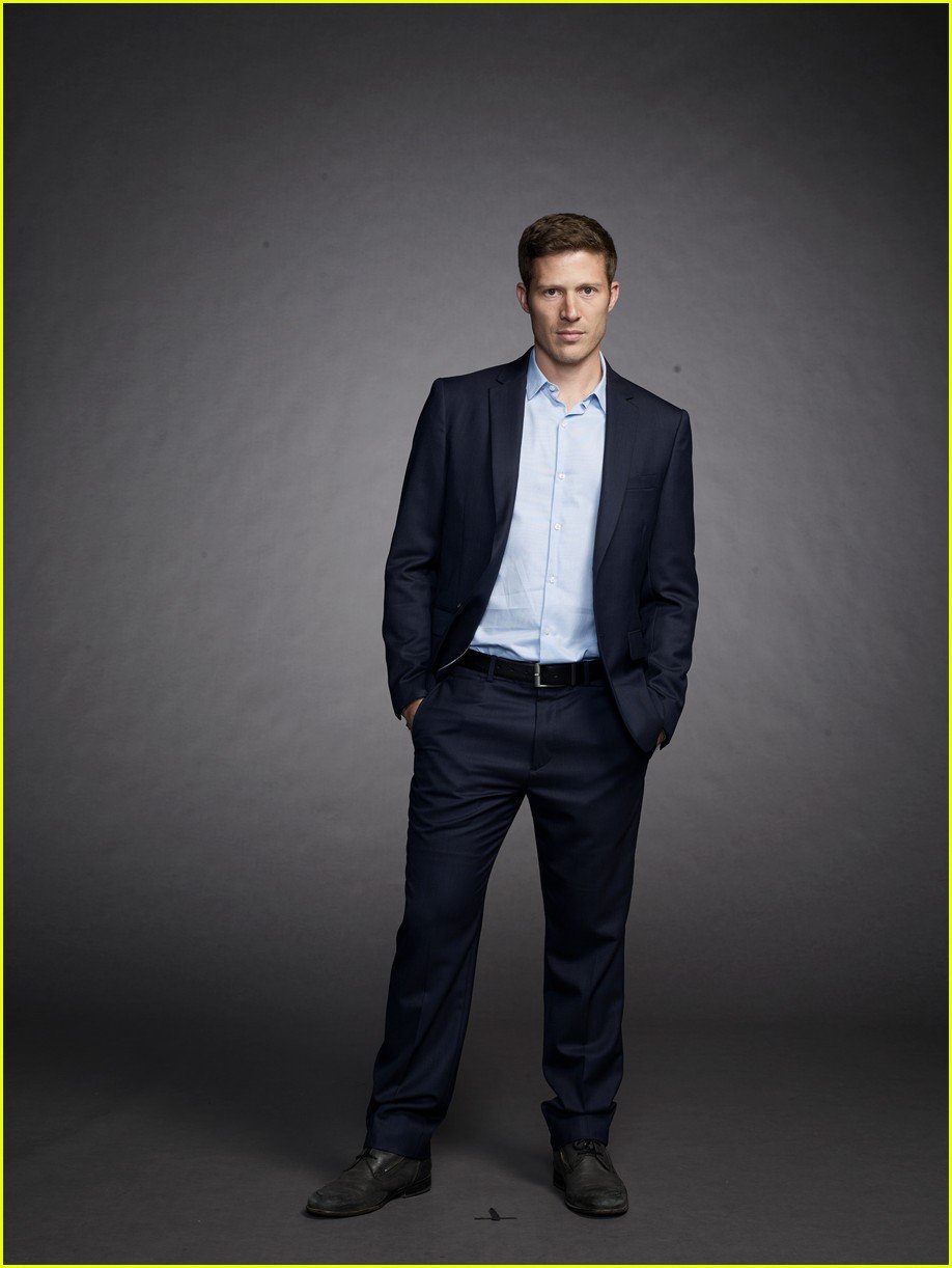 Photo: zach gilford 10 fun facts 03 | Photo 3978665 | Just Jared