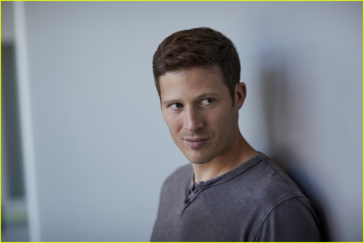 Photo: zach gilford 10 fun facts 04 | Photo 3978666 | Just Jared
