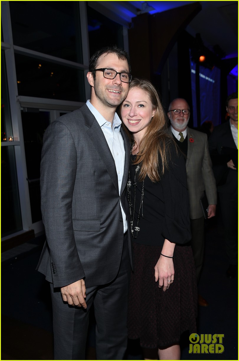 Jake Gyllenhaal Suits Up for Headstrong Gala 2017! Photo 3973653
