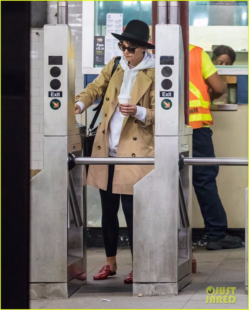 Katie Holmes Covers Up Pixie 'Do on the Subway With Her Mom: Photo