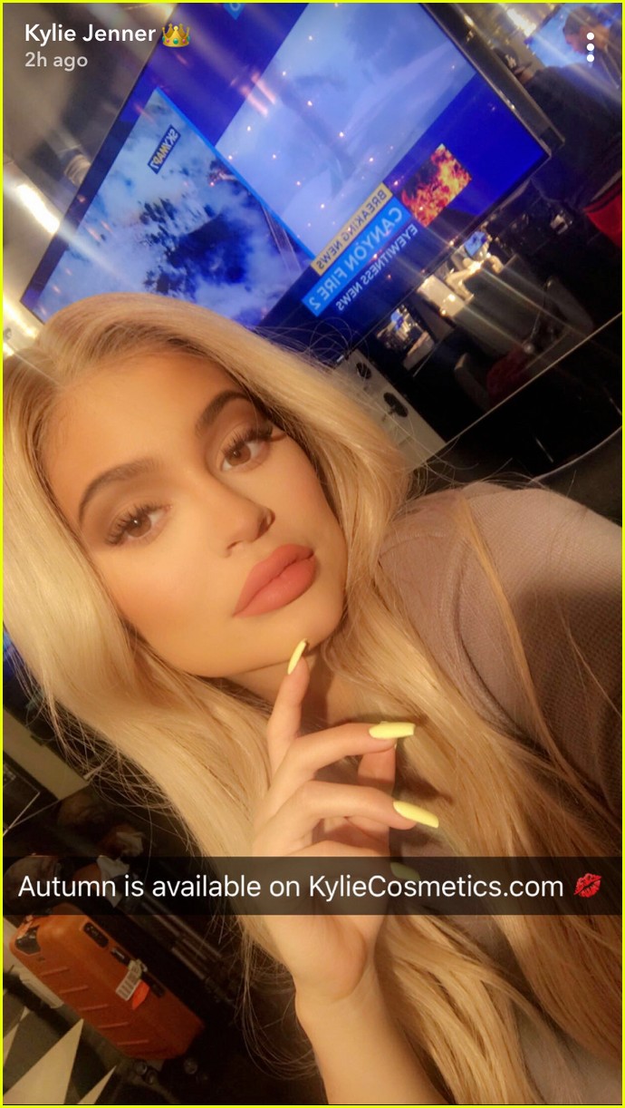Pregnant Sisters Khloe Kardashian & Kylie Jenner Snap New Selfies(02)