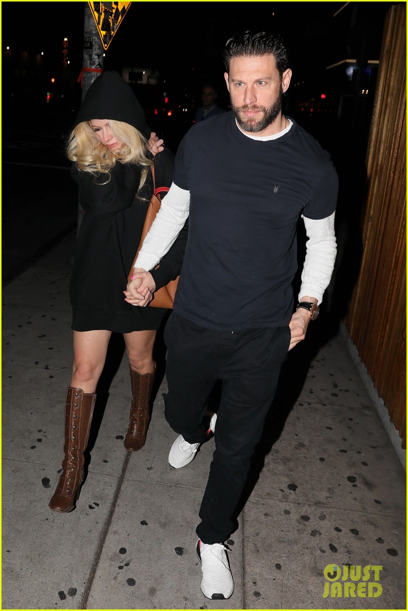 Avril Lavigne & Boyfriend J.R. Rotem Hold Hands on Date Night Photo(01)