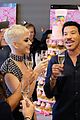 katy perry celebrates birthday early with an american idol puppy party 03