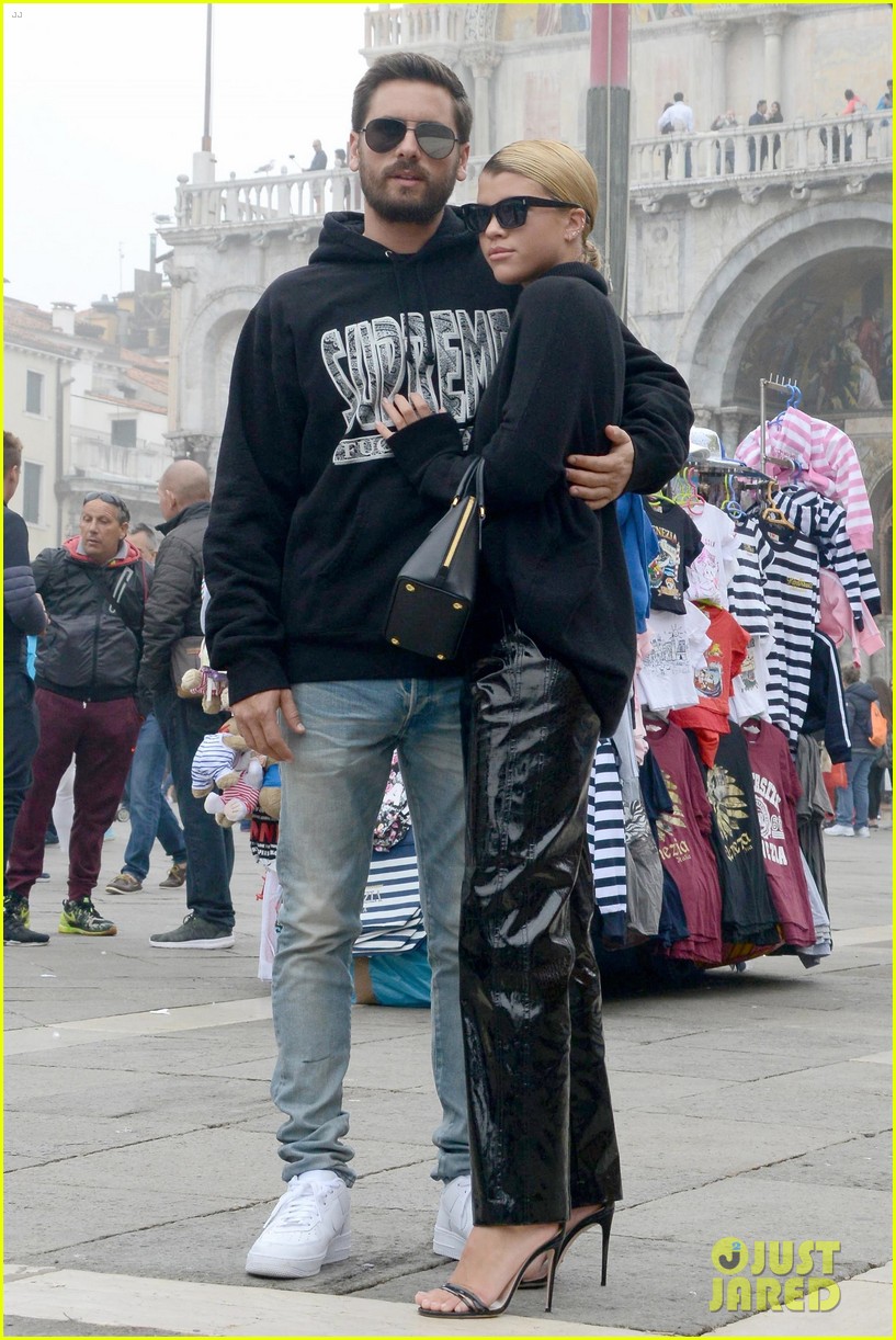 Sofia Richie & Scott Disick Kiss During Romantic Date in Venice! Photo(02)