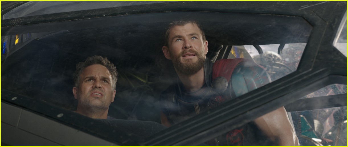 Photo new thor ragnarok pics shirtless chirs hemsworth 09 Photo