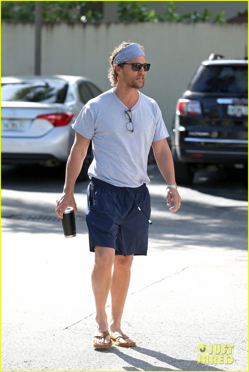 Matthew McConaughey & Camila Alves Soak Up the Warm Miami Weather(02)