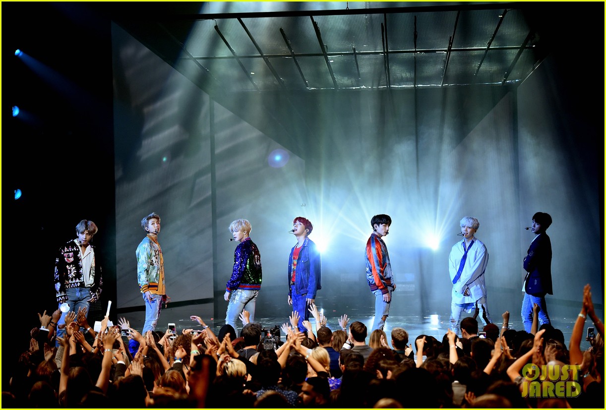 BTS Rocks the AMAs 2017 with 'DNA' Performance (Video): Photo 3990213 |  2017 American Music Awards, American Music Awards, BTS, J-Hope, Jimin, Jin,  Jungkook, rap monster, Suga, v Pictures | Just Jared