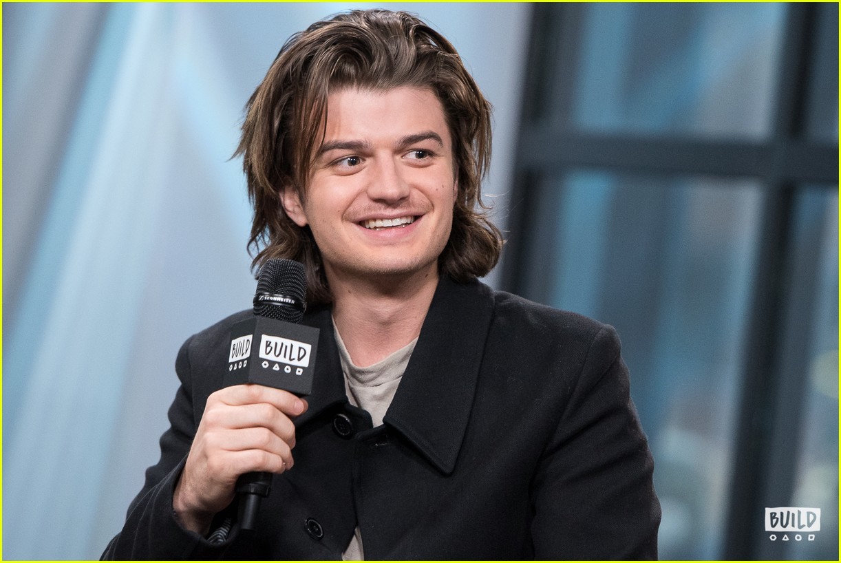 Joe Keery Reveals What He Learned From His Young Stranger Things Co 