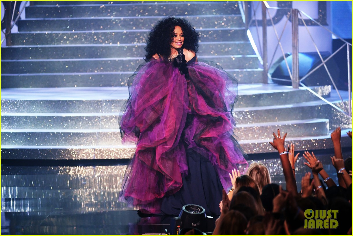Diana Ross Sings Her Biggest Hits for AMAs 2017 Performance! (Video