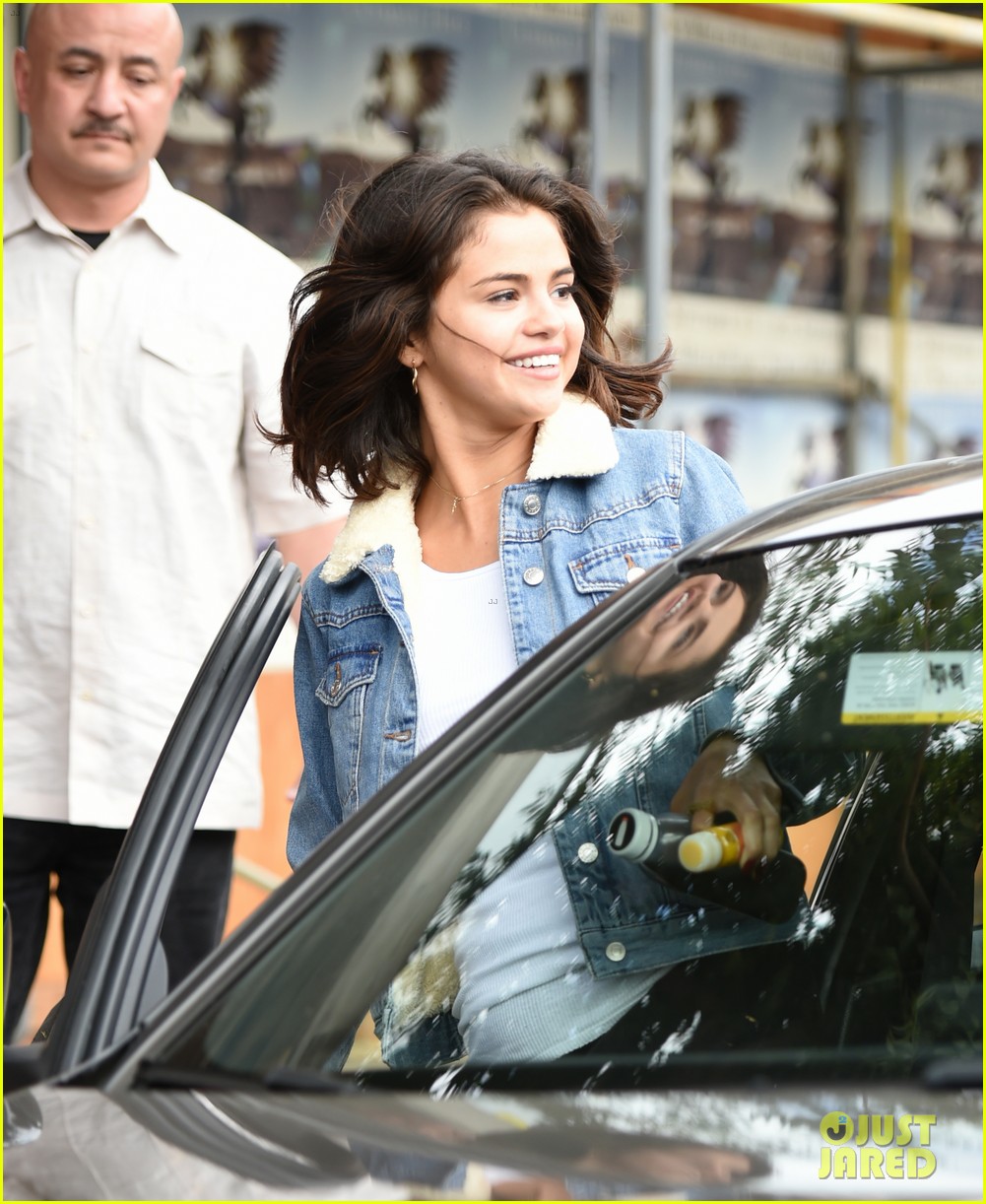Selena Gomez Is in a Great Mood While Grabbing a Juice After Hanging