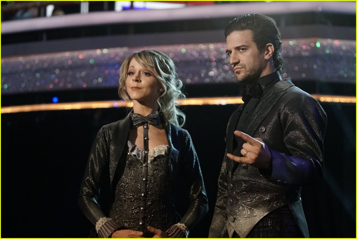 Lindsey Stirling Plays the Violin During 'DWTS' Finale Dance Watch