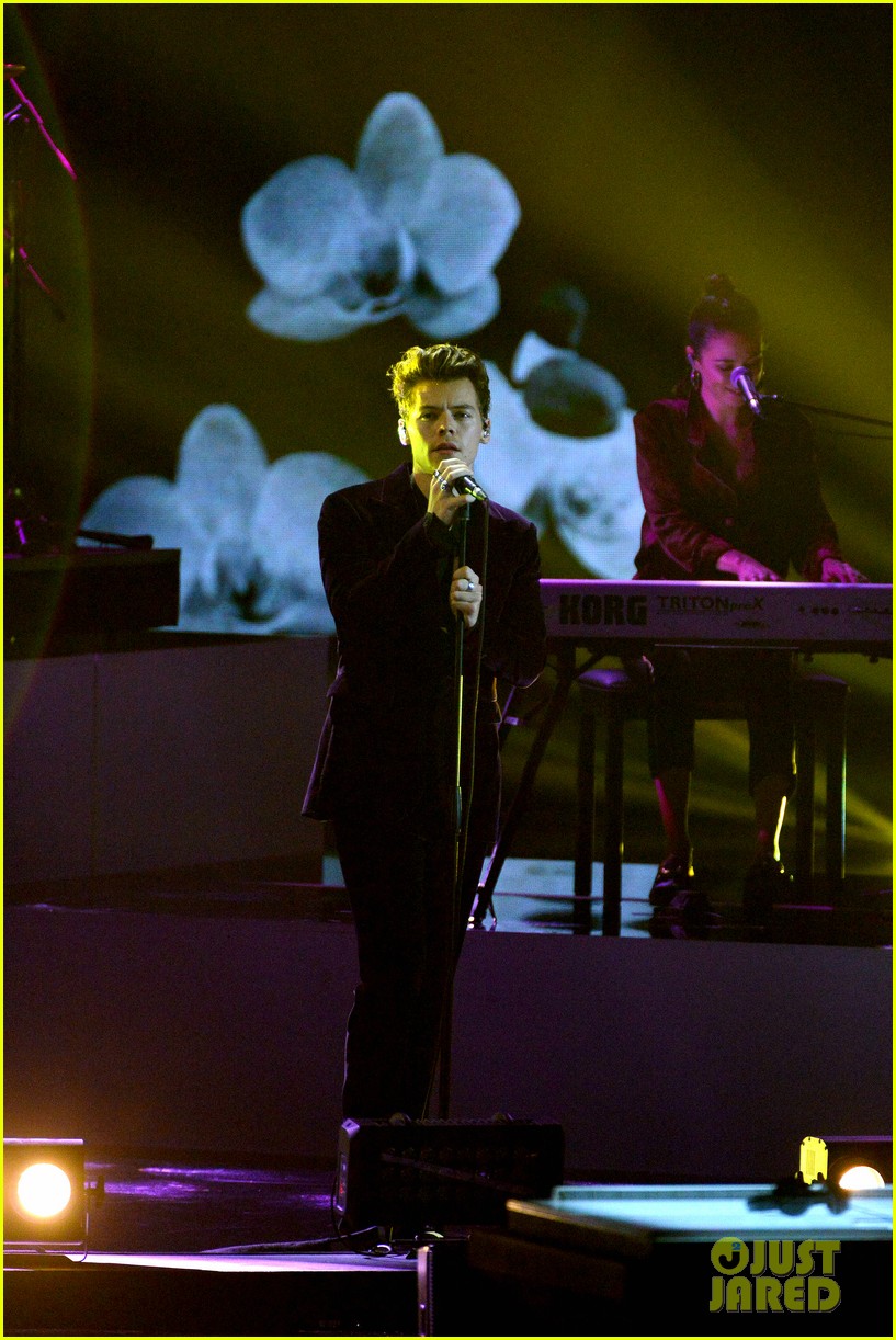 Photo: harry styles gives epic sign of the times performance on x