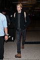 joe alwyn lands in los angeles in time for new years day 15