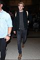 joe alwyn lands in los angeles in time for new years day 38