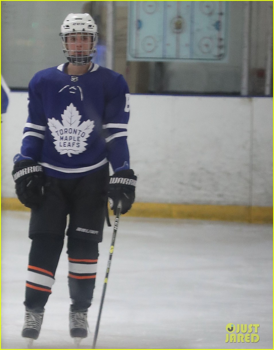Justin Bieber Ends His Weekend with an Ice Hockey Game Photo 4002589