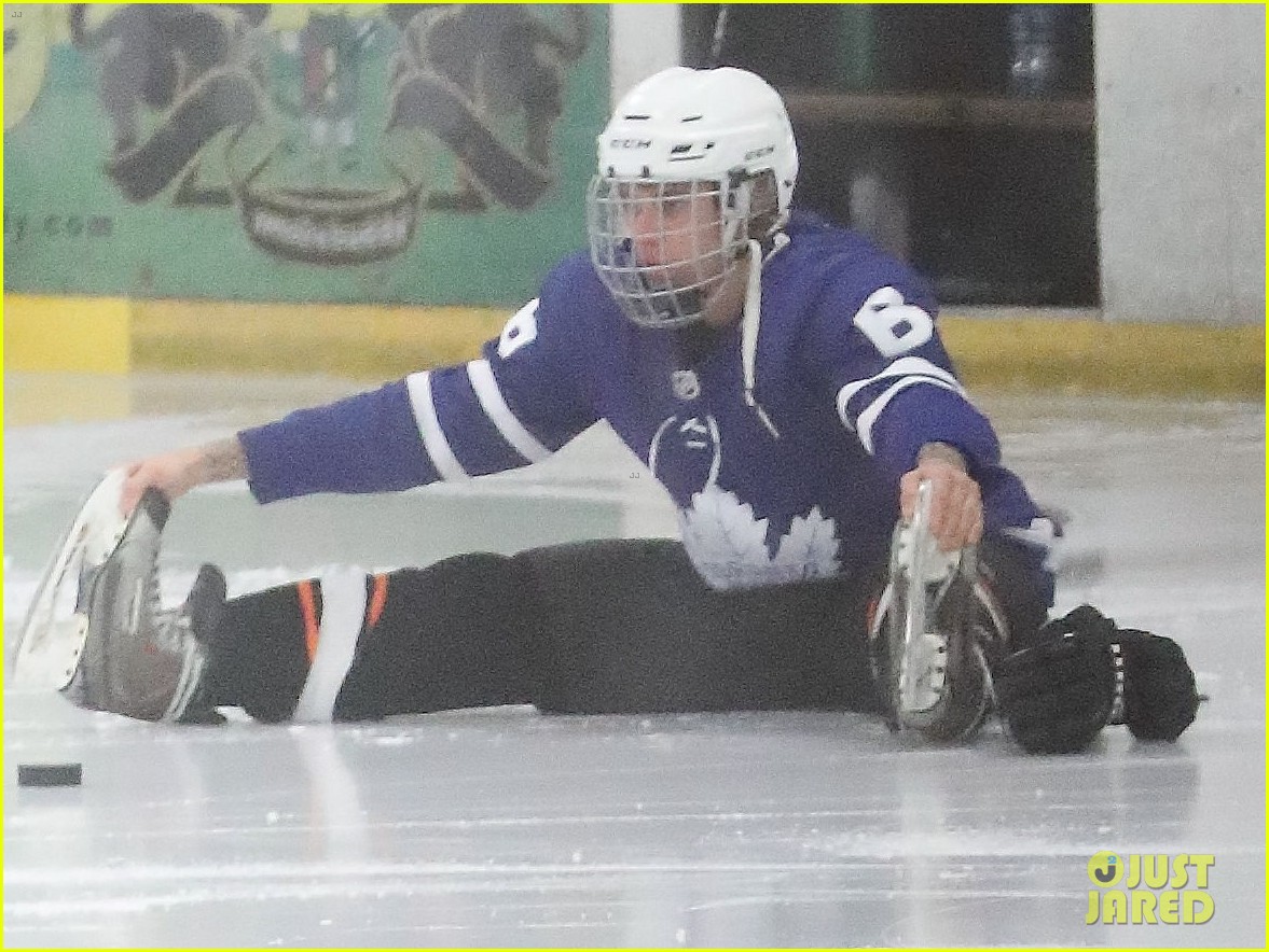 Justin Bieber Ends His Weekend with an Ice Hockey Game Photo 4002591