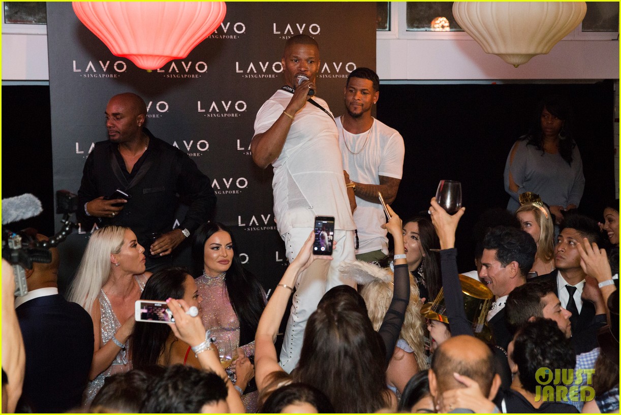 Jamie Foxx Celebrates NYE Sans Katie Holmes in Singapore Photo 4006244
