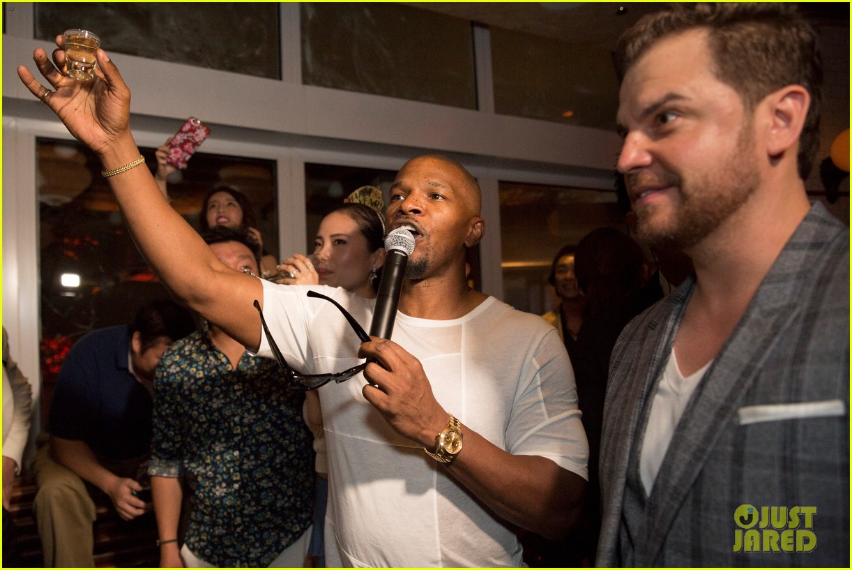 Jamie Foxx Celebrates NYE Sans Katie Holmes in Singapore Photo 4006245