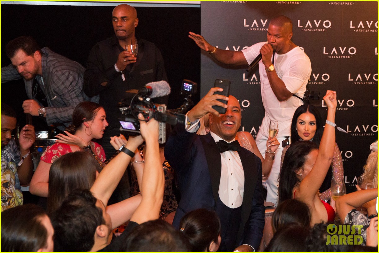 Jamie Foxx Celebrates NYE Sans Katie Holmes in Singapore Photo 4006246