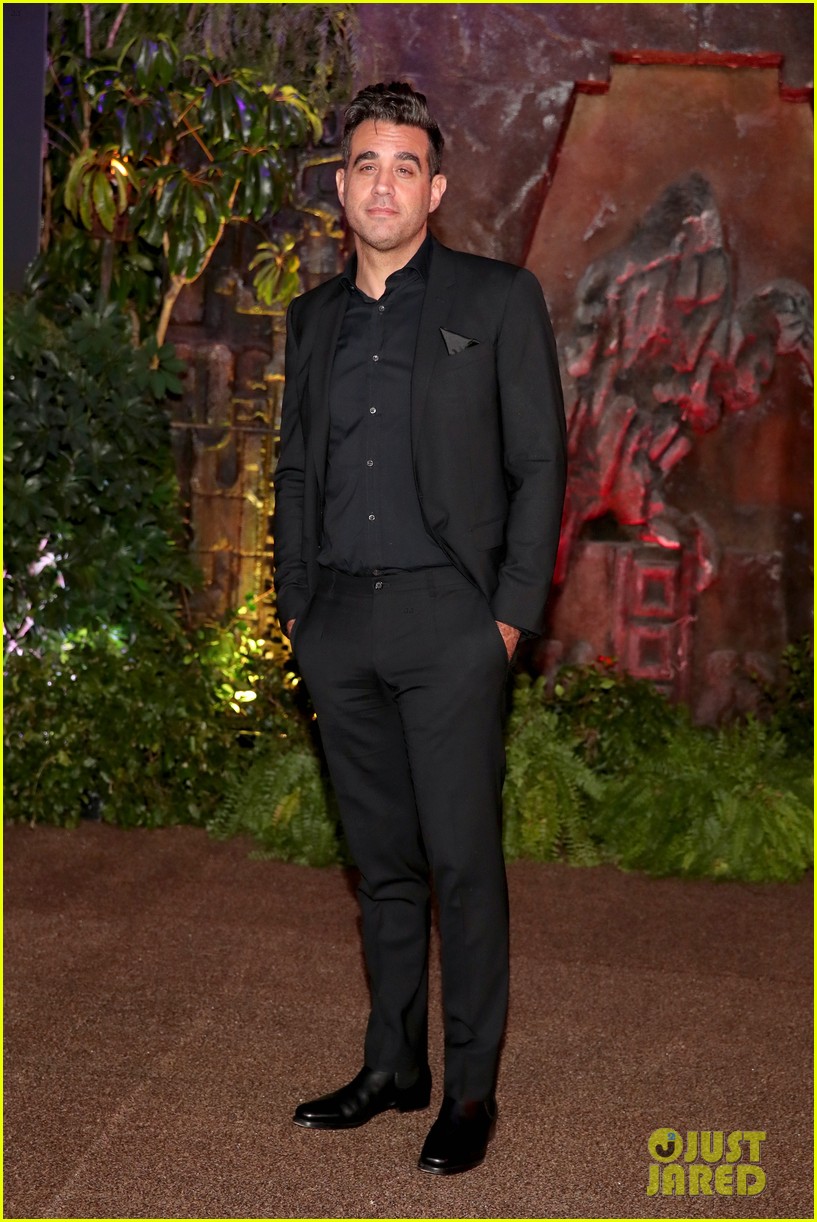 Kevin Hart and Wife Eniko Hit the Red pic