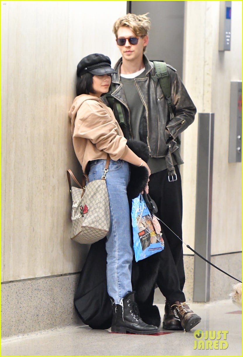 Vanessa Hudgens & Boyfriend Austin Butler Fly Home After Wrapping