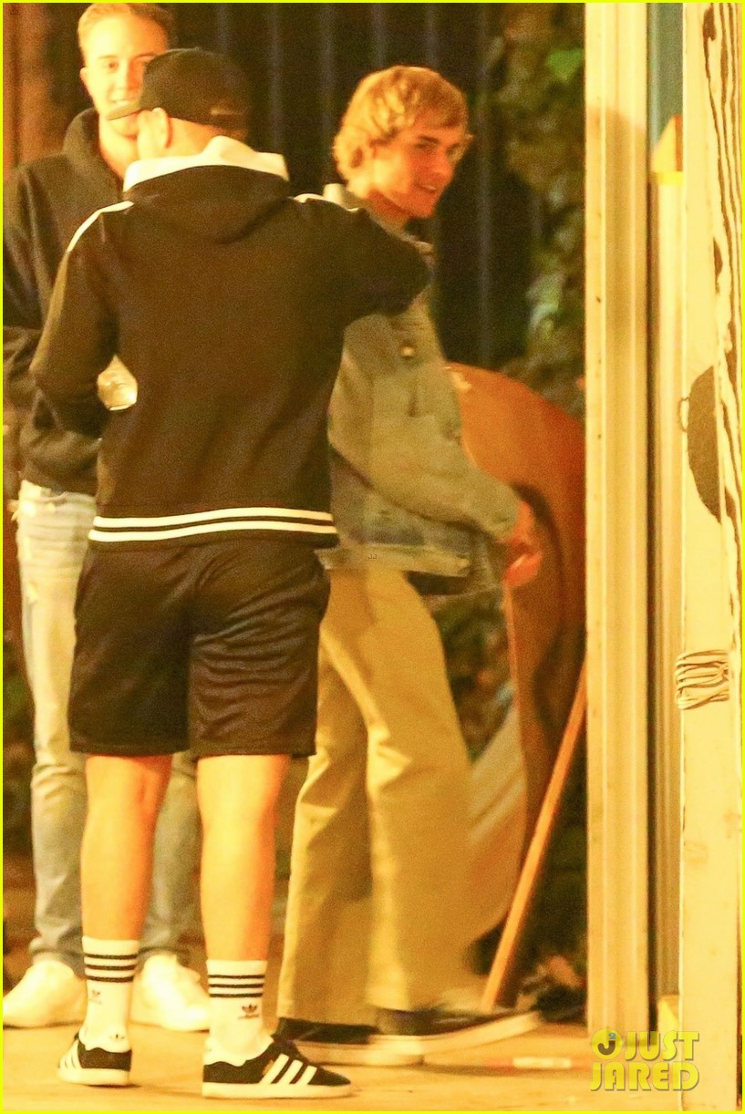 Justin Bieber Decorates His Christmas Tree Shirtless Watch! Photo(02)