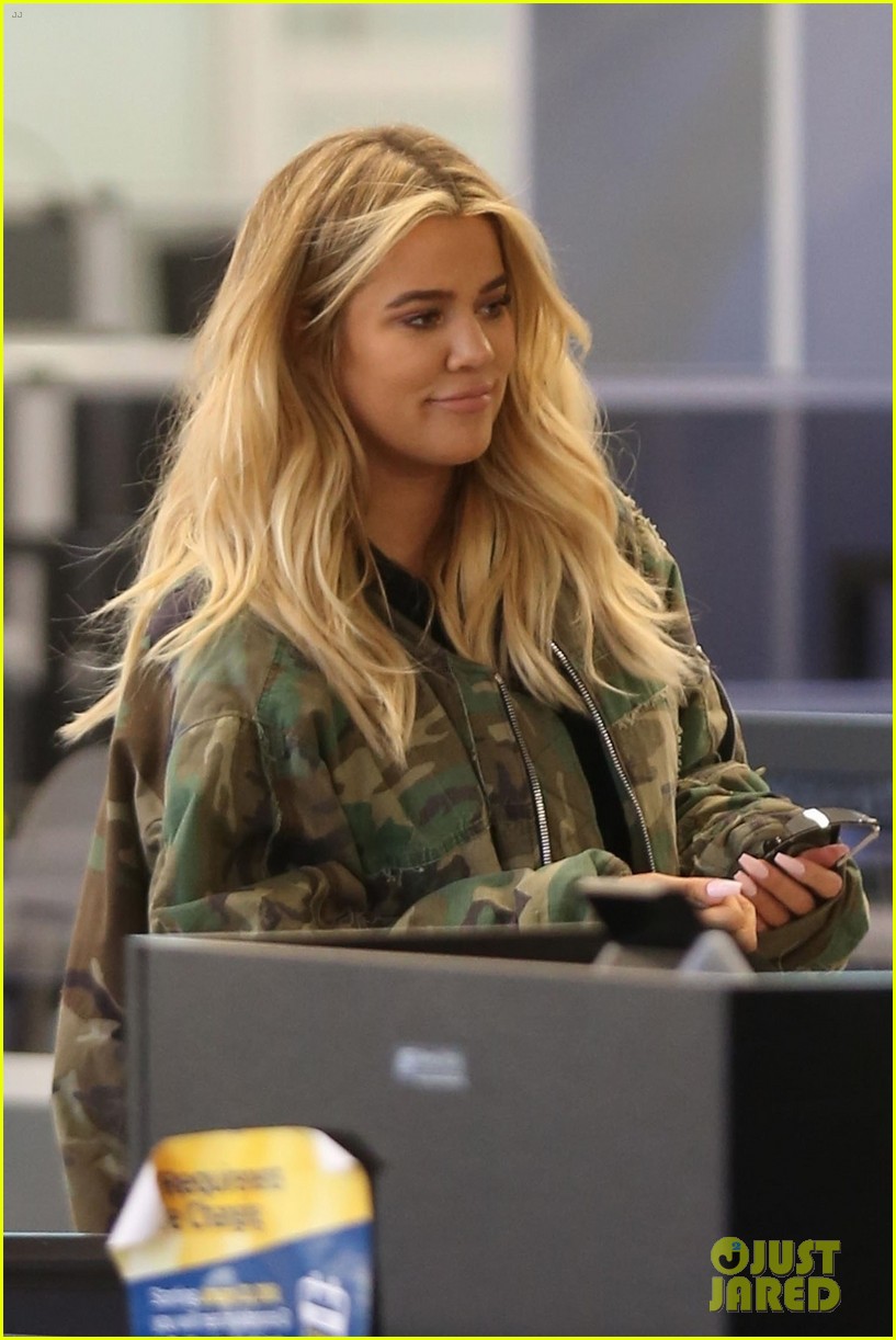 Pregnant Khloe Kardashian Covers Up in Camo at LAX Airport Photo(02)