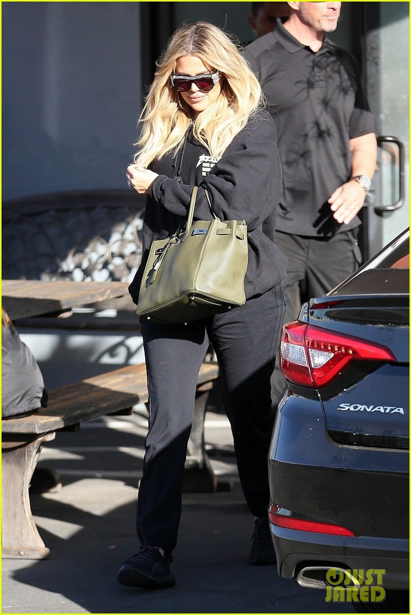 Pregnant Khloe Kardashian Covers Up Baby Bump While Filming 'KUWTK(01)