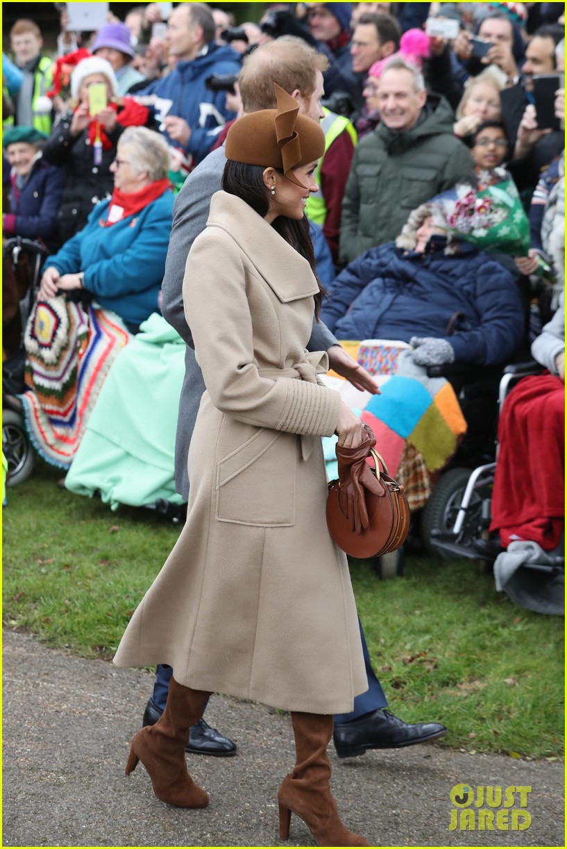 Meghan Markle Curtsies to Queen Elizabeth at Christmas Service Photo(01)
