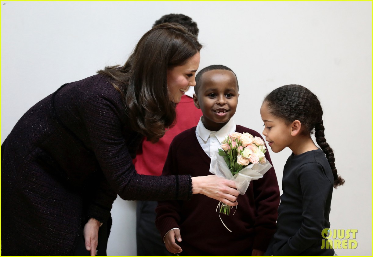 Kate Middleton Gives Out Gifts at Rugby Portobello Trust's Christmas Party! Photo 4000352