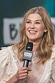 rosamund pike christian bale premiere hostiles in nyc 02