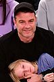 liev schreiber takes his sons to the knicks game 02