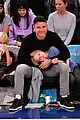 liev schreiber takes his sons to the knicks game 05