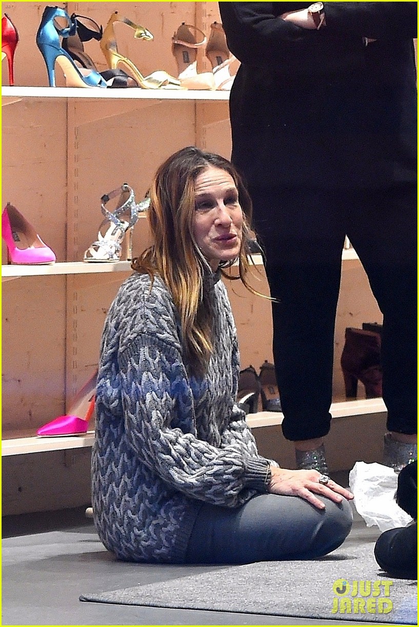 Sarah Jessica Parker Helps Customers Try On Shoes At Her NYC Pop Up 