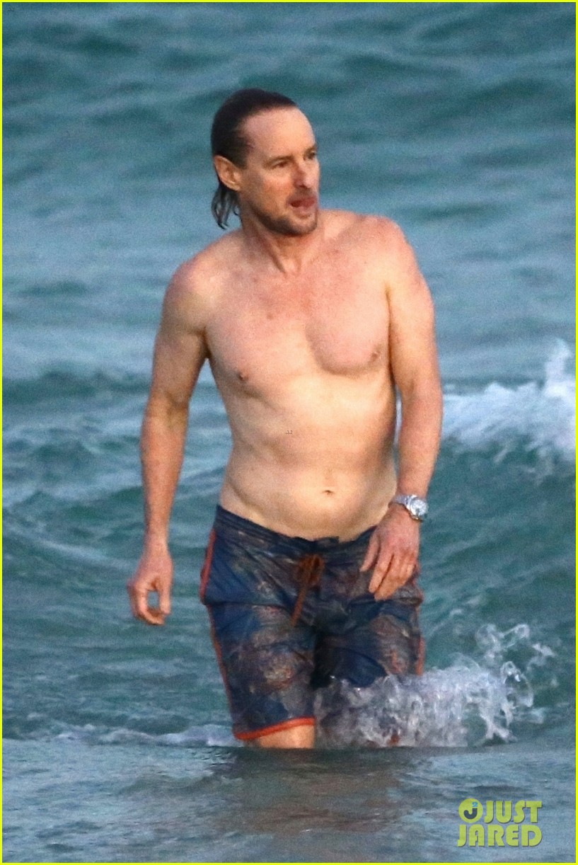 Owen Wilson Goes Shirtless on the Beach in Miami! owen wilson goes shirtles...
