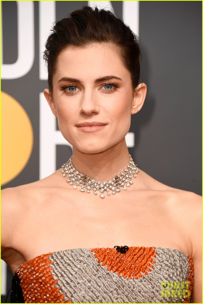 Allison Williams Adds a Pop of Color to Black Dress at Golden Globes