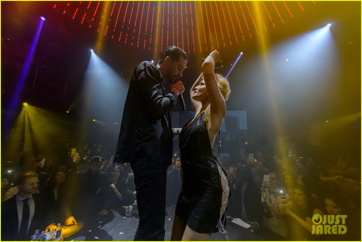 Halsey & GEazy Share Midnight Kiss During NYE Performance in Miami(02)
