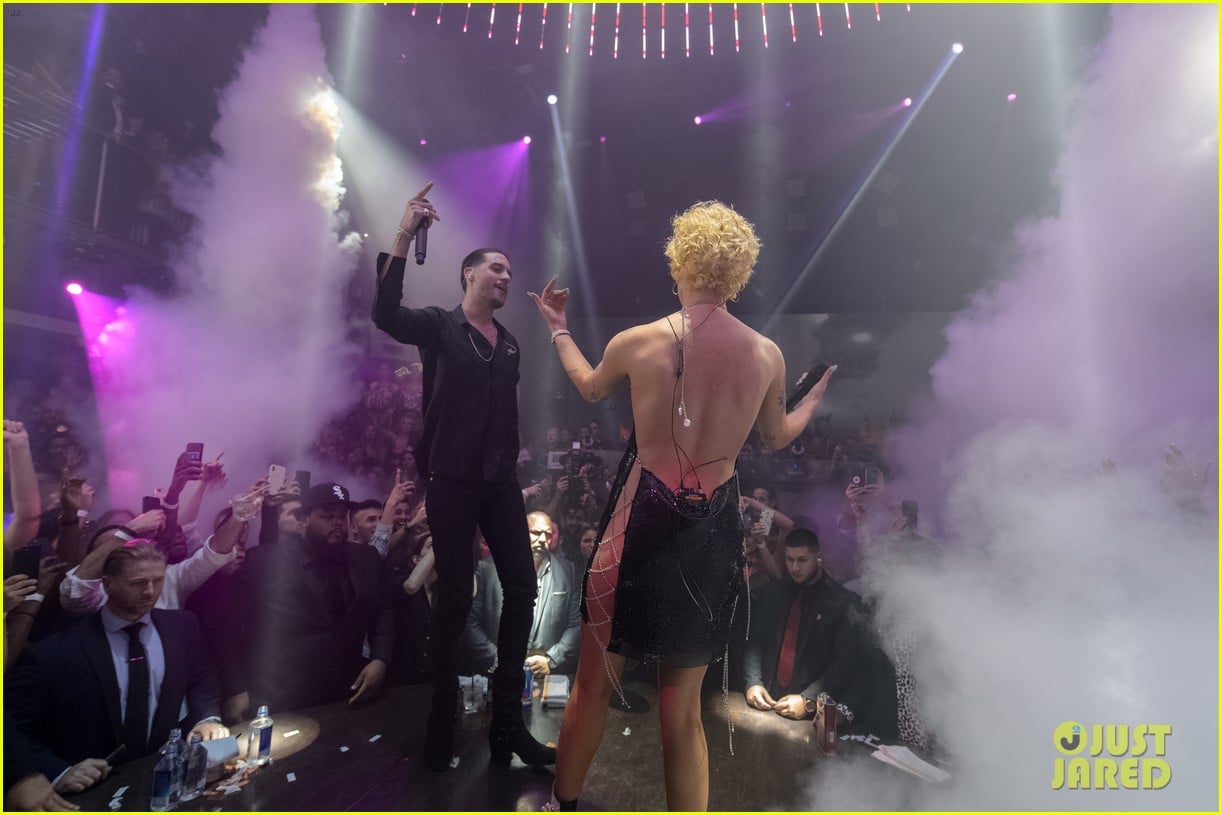 Halsey & GEazy Share Midnight Kiss During NYE Performance in Miami