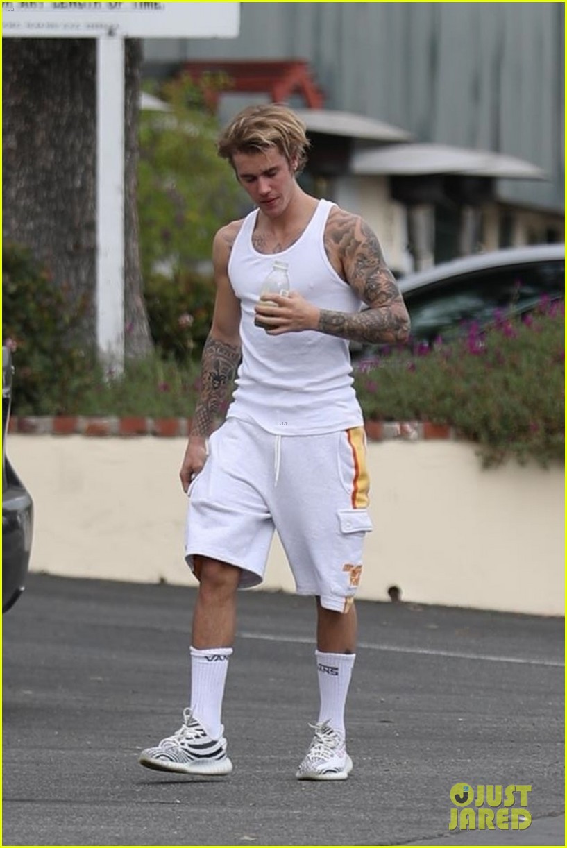 Justin Bieber Shows Off His Buff Body After Pilates Session With Selena Gom...